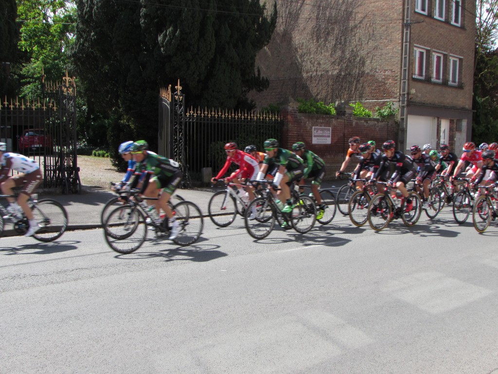 Les coureurs cyclistes des 4 jours de Dunkerque passent devant l'Anna Maria